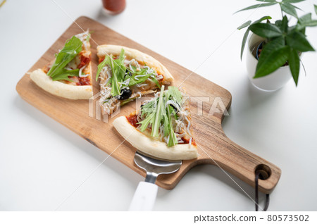 手工製作的西拉斯比薩追比薩然後加水切菜 80573502