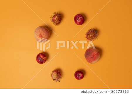 橙色背景和紅色水果 80573513