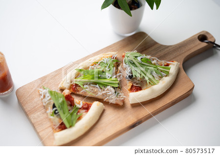 Handmade Silas pizza chasing pizza and then adding water vegetables cut Handmade Silas pizza chasing pizza and then adding water vegetables cut 80573517
