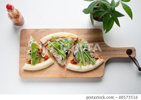 手工製作的西拉斯比薩追比薩然後加水切菜 80573518