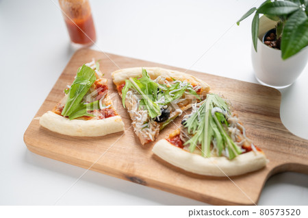 手工製作的西拉斯比薩追比薩然後加水切菜 80573520