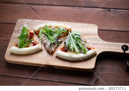 Handmade shirasu pizza chasing shirasu afterwards mizuna cut pizza 80573711