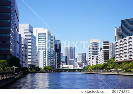 東京高濱運河和港區港南區的城市景觀 80574271
