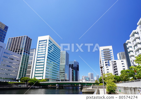 東京高濱運河和港區港南區的城市景觀 80574274