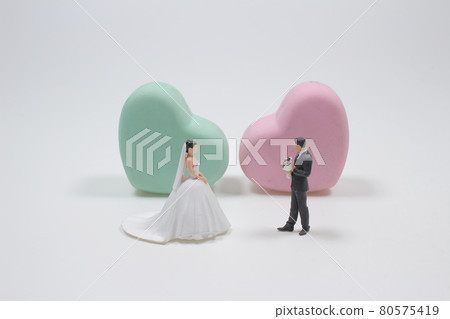 the bride and groom figurines with the heart 80575419