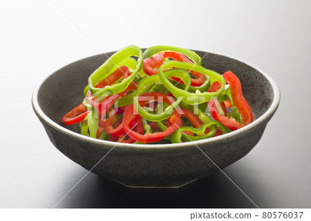 Round pepper slices 80576037