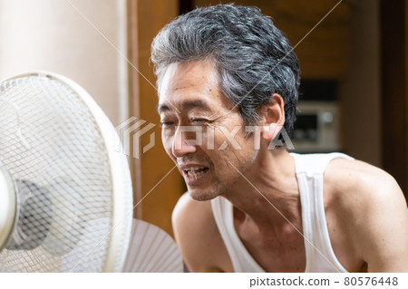 Senior male, intense heat, electric fan, Japanese-style room Senior male, intense heat, electric fan, Japanese-style room 80576448