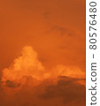 橙色的雲和黃昏的天空 80576480