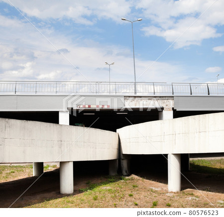 The ramp of the grade-separated road junction. The ramp of the grade-separated road junction. 80576523