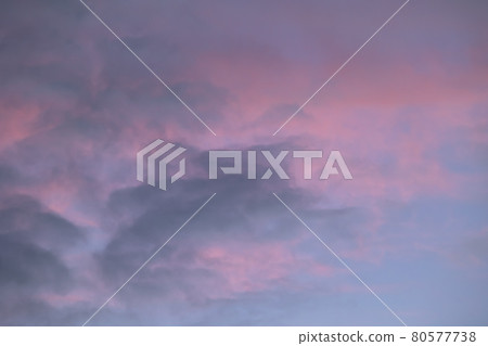 柔和色彩的雲彩和天空 柔和色彩的雲彩和天空 80577738