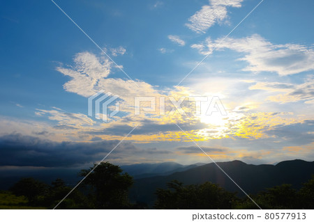 Sunset and kendama-shaped clouds 80577913