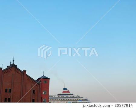 Red brick and dusk 80577914