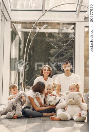 Mother with children stay at home on quarantine 80577930