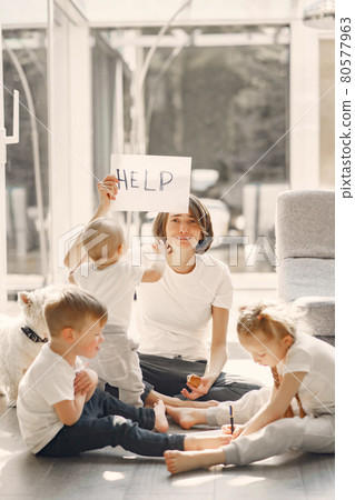 Mother with children stay at home on quarantine 80577963