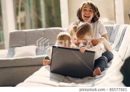 Mother with children stay at home on quarantine 80577981