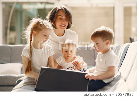 Mother with children stay at home on quarantine 80577985