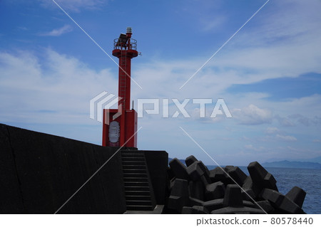Red lighthouse at Higashi Mugi Port 80578440