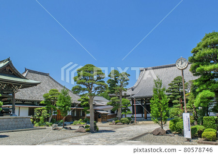 Hasedera Temple, a branch temple of Eiheiji Temple, Minato Ward, Tokyo. The lecture hall (right) and the monks' hall (left) 80578746