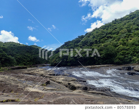 Campi Re No Falls and blue sky on Iriomote Island, a World Heritage Site Campi Re No Falls and blue sky on Iriomote Island, a World Heritage Site 80578893
