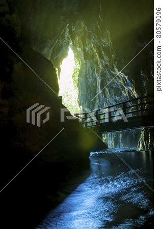 山口縣礦山市秋穗洞石灰石洞洞穴河入口 山口縣礦山市秋穗洞石灰石洞洞穴河入口 80579196