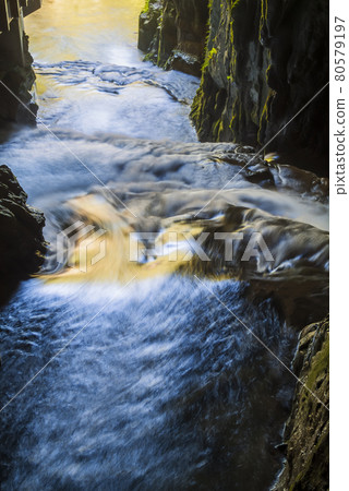 山口縣礦山市秋穗洞石灰石洞洞穴河入口 80579197