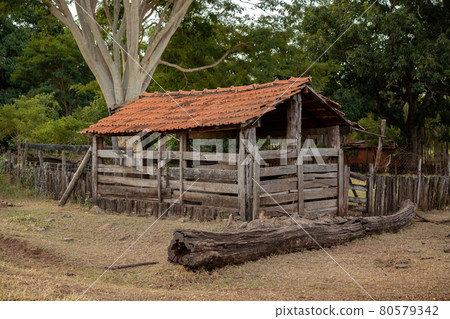 Small wood pigsty 80579342