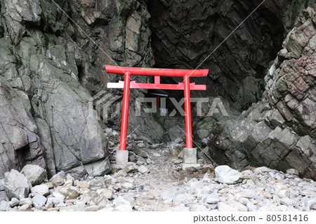 Torii in front of Uto Shrine Cave Hyuga City, Miyazaki Prefecture Torii in front of Uto Shrine Cave Hyuga City, Miyazaki Prefecture 80581416