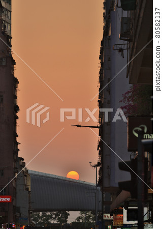 22 april 2021 the sunset at street through Midtown Shek Tong Tsui, hk 22 april 2021 the sunset at street through Midtown Shek Tong Tsui, hk 80582137