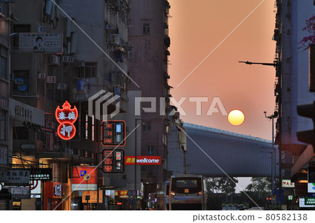 22 april 2021 the sunset at street through Midtown Shek Tong Tsui, hk 22 april 2021 the sunset at street through Midtown Shek Tong Tsui, hk 80582138