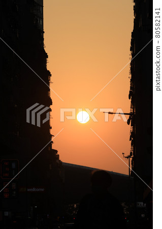 22 april 2021 the sunset at street through Midtown Shek Tong Tsui, hk 22 april 2021 the sunset at street through Midtown Shek Tong Tsui, hk 80582141