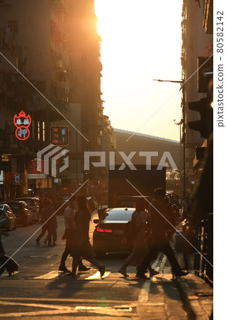 22 april 2021 the sunset at street through Midtown Shek Tong Tsui, hk 22 april 2021 the sunset at street through Midtown Shek Tong Tsui, hk 80582142