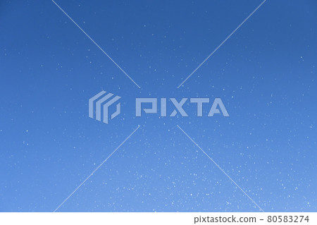 Splashing and blue sky 80583274