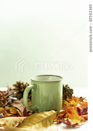 Fallen leaves, coffee and copy space Fallen leaves, coffee and copy space 80583360