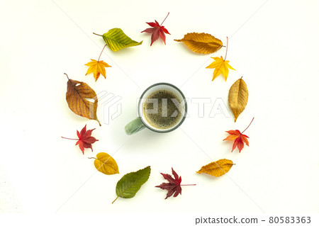 美麗的彩色樹葉和咖啡 80583363