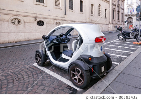 Reasonable small EV car that can be parked in the motorcycle parking lot (Rome's Quattro Fontane street) 80583432