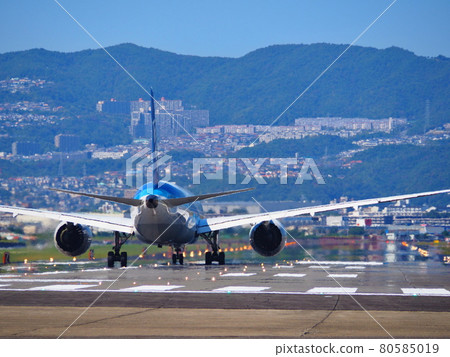 Aircraft to take off from the runway 80585019