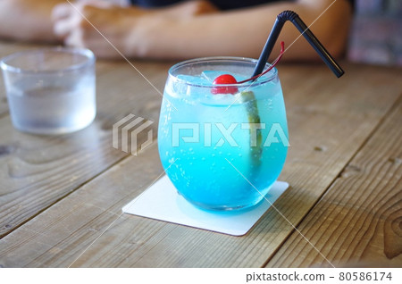 藍色碳酸飲料 80586174