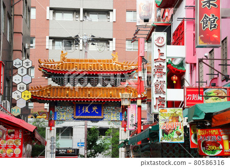 Nankinmachi and Seianmon (West Nankin Road) / 1-chome Motomachidori, Chuo-ku, Kobe City, Hyogo Prefecture 80586316