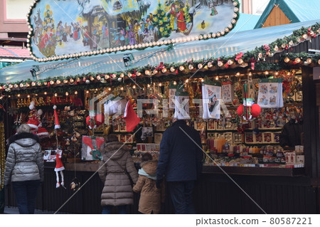 Family enjoying the Christmas market (Frankfurt, Germany) Family enjoying the Christmas market (Frankfurt, Germany) 80587221