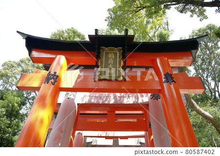 伏見稻荷大社、千本鳥居入口神額 80587402