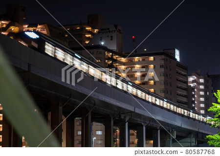大阪府吹田市江坂的夜景和火車 大阪府吹田市江坂的夜景和火車 80587768