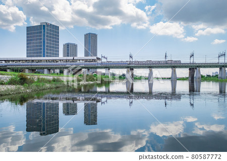 Park scenery Futakotamagawa Station and the water surface reflecting the cityscape Hyogojima Park, Setagaya Ward, Tokyo 80587772