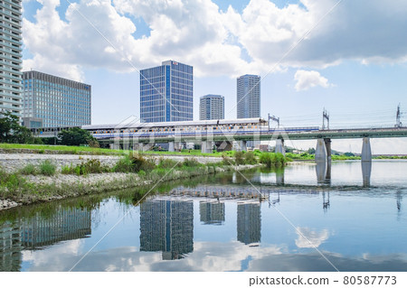 東京世田谷區兵庫島公園的公園風光二子玉川站和反映城市景觀的水面 80587773