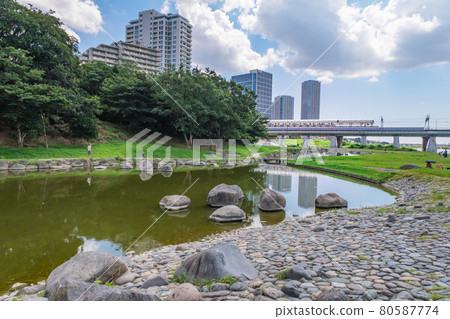 Park scenery Hyogojima Park, Setagaya Ward, Tokyo, on the surface of the water reflecting the cityscape of Futakotamagawa 80587774
