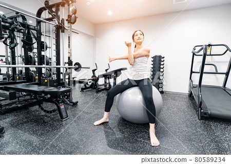 Women training with balance balls 80589234