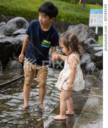 Children playing in the water 80589449
