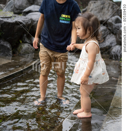 Children playing in the water 80589450