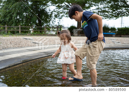 Children playing in the water 80589500