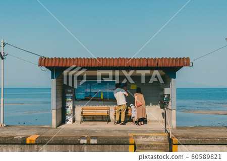 Stations and families closest to Japan's sea Stations and families closest to Japan's sea 80589821