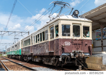 停在瀧宮站的琴電複古火車 80590294